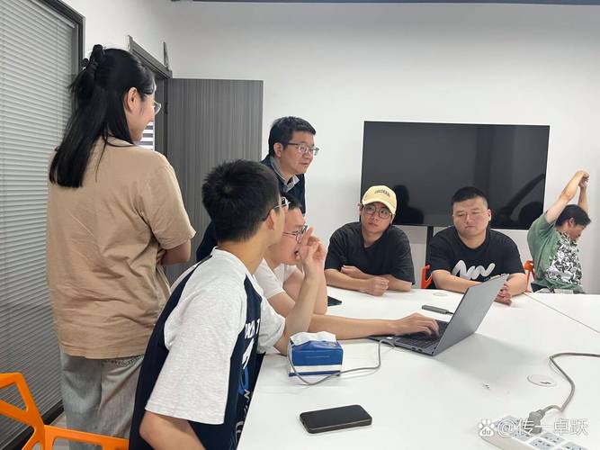 分布式团队视频晨会成员对着屏幕发言
