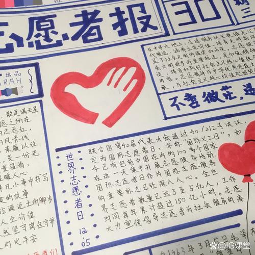 开放日期间学生志愿者在介绍作品