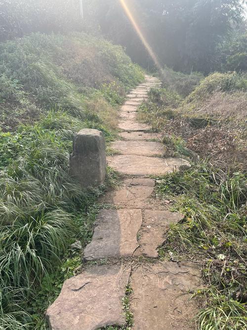 湖北南漳漳河大峡谷山间旧石板路