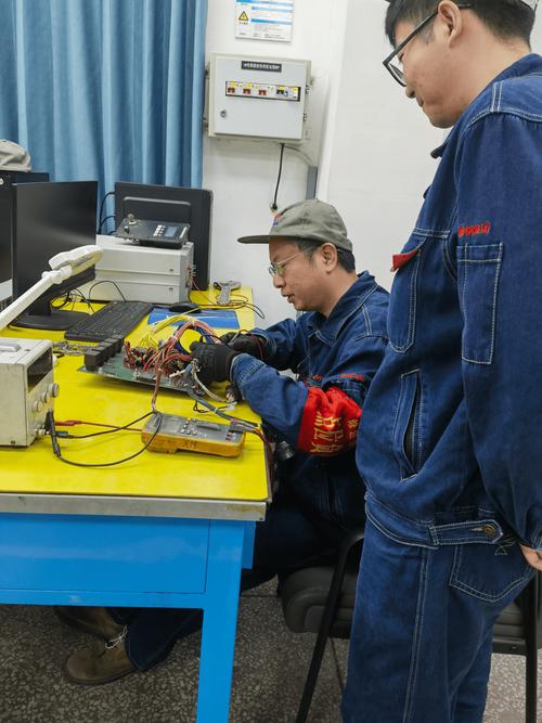 工厂车间内技术员与操作员配合排查故障