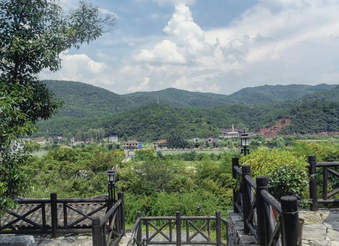 湖北南漳主山寨民宿远眺荆山云海