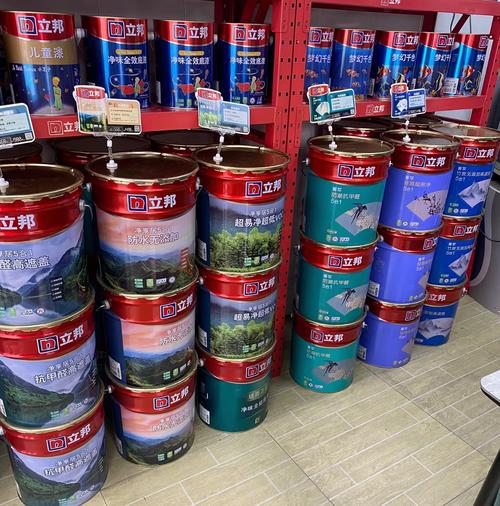 家装店不同颜色5升装乳胶漆陈列实拍