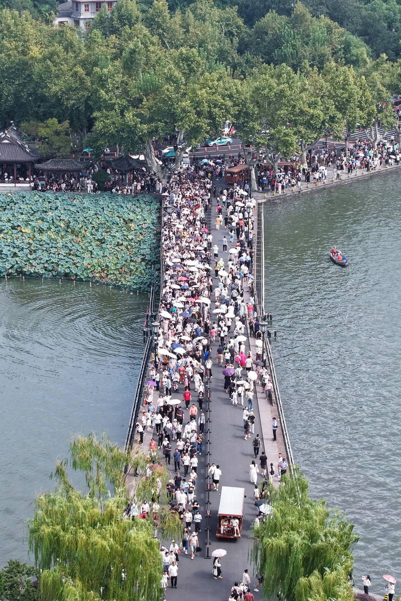 杭州断桥热门打卡点排队拍照人群