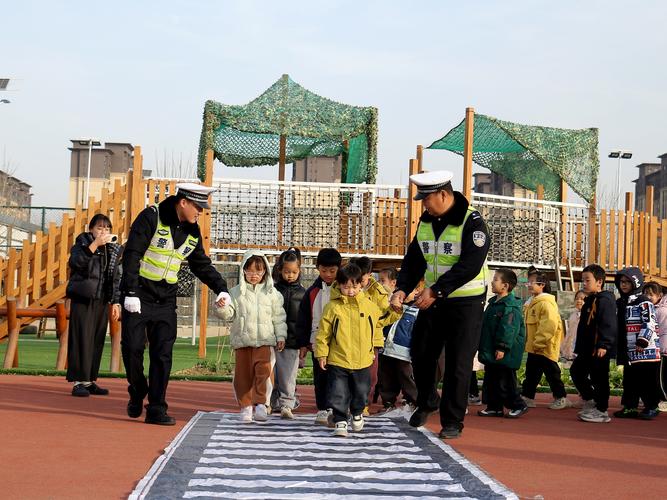 幼儿园小朋友在模拟街道练习过马路安全