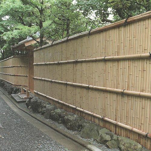 京都传统犬矢来竹栅栏特写弯曲纹理