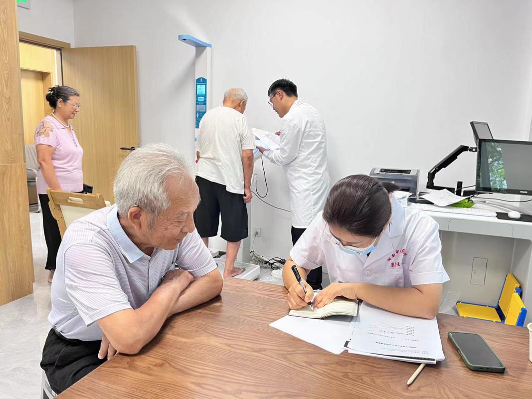 投保人核对健康告知与体检报告场景图