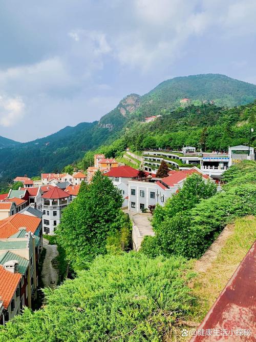 庐山牯岭镇清晨云雾街景