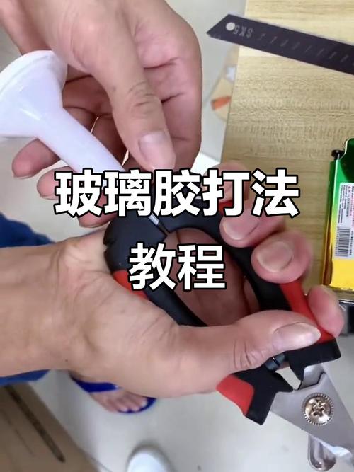 打结构胶的正确手势特写，胶嘴45度角抵住玻璃接缝
