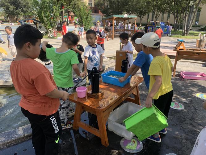 孩子餐桌玩水摊水实景