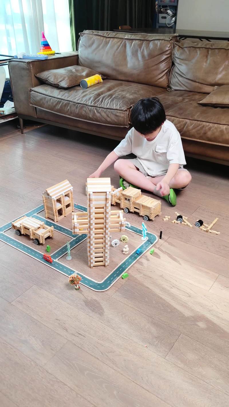 孩子搭积木倒了又重建的特写