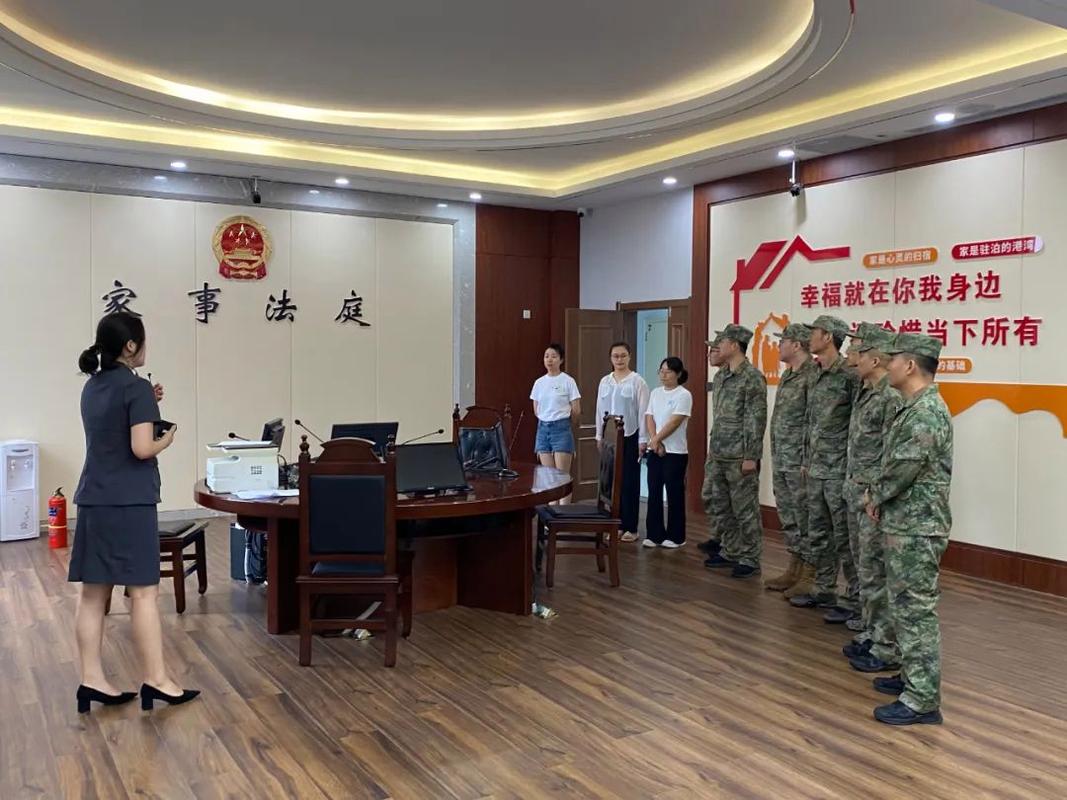 法院门口军人离婚咨询路人场景