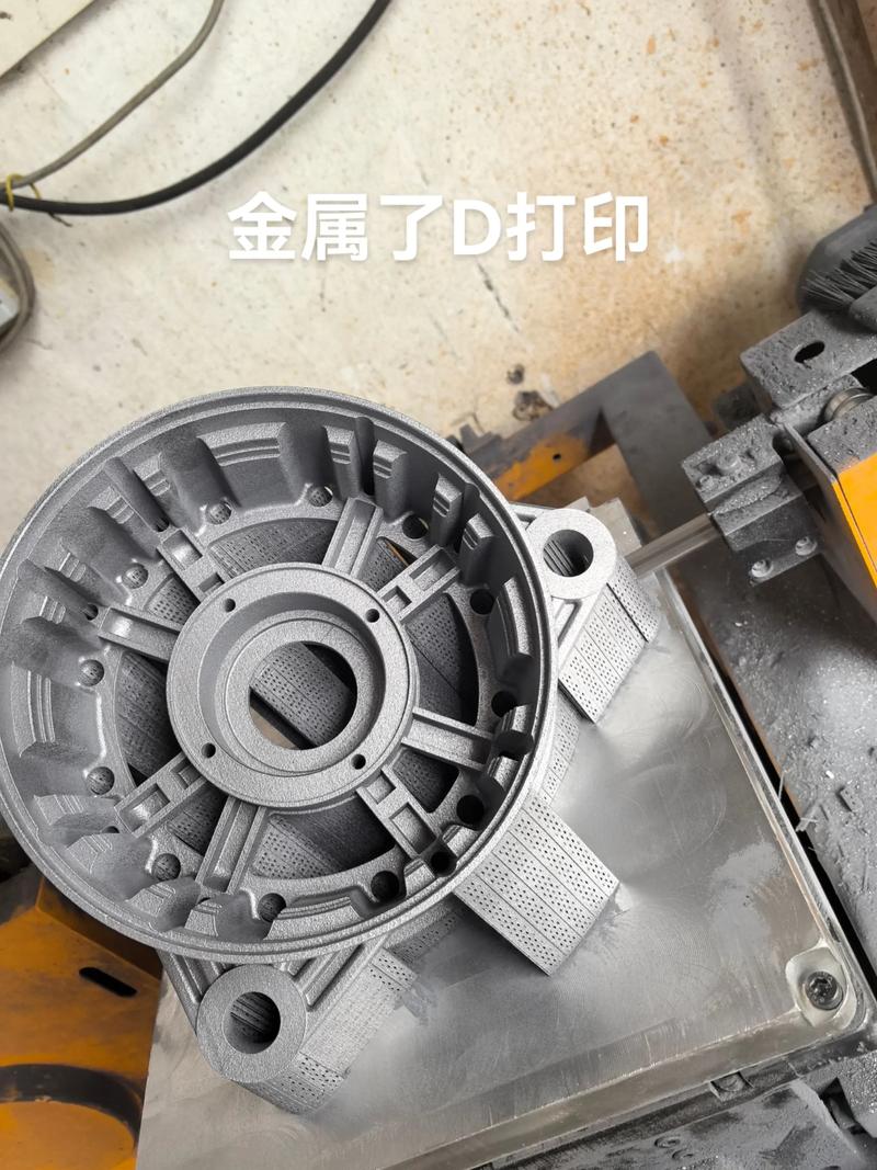 金属3D打印机旁堆积的废料和失败样品
