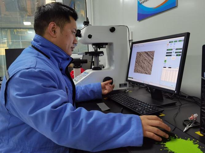 检验员打磨光谱分析金属样本操作场景