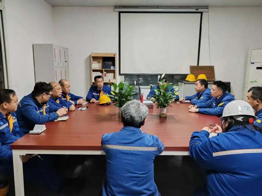 工厂车间内成长合伙人项目启动小组讨论