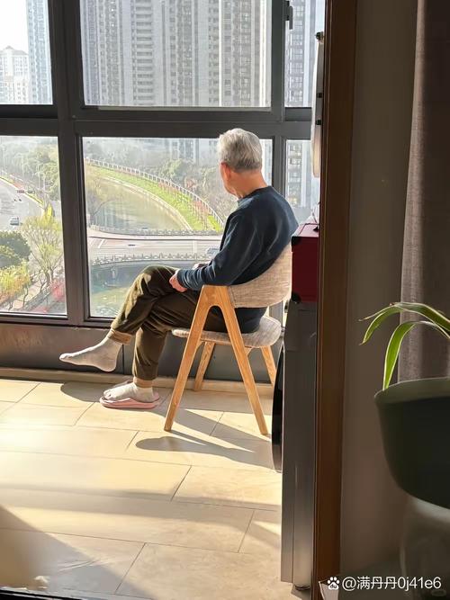 城市独居老人阳台发呆场景图