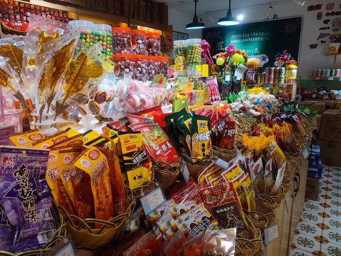 超市货架上包装花哨的儿童预包装食品