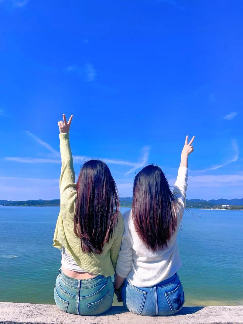 大连滨海路北大桥闺蜜背影合影