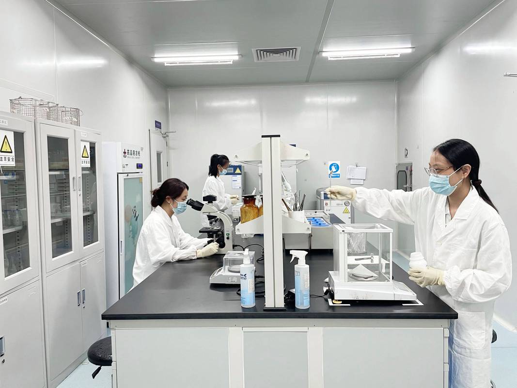 科学家检测人体内微塑料的实验室场景