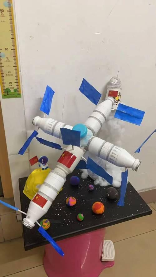 小学家长深夜赶做实践性作业手工模型