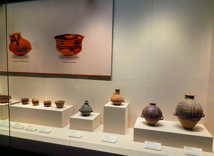 博物馆儿童参观陶器瓷器对比展