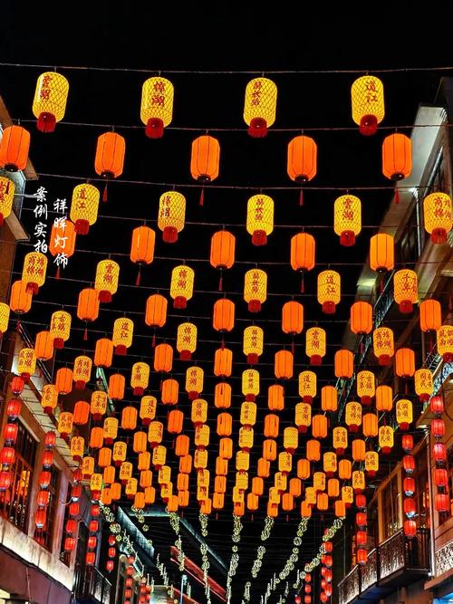 元宵节夜晚万盏灯笼点亮古城街头