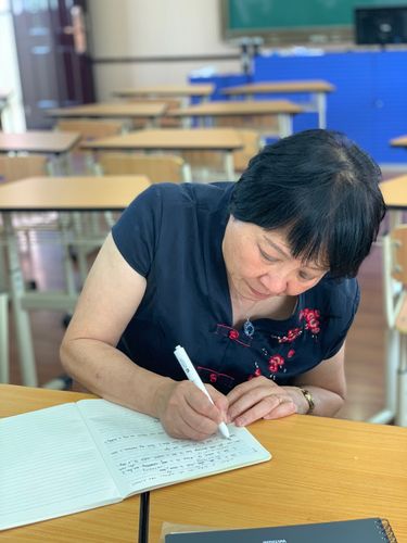 青年教师攥着打印好的名师教案在走廊皱眉