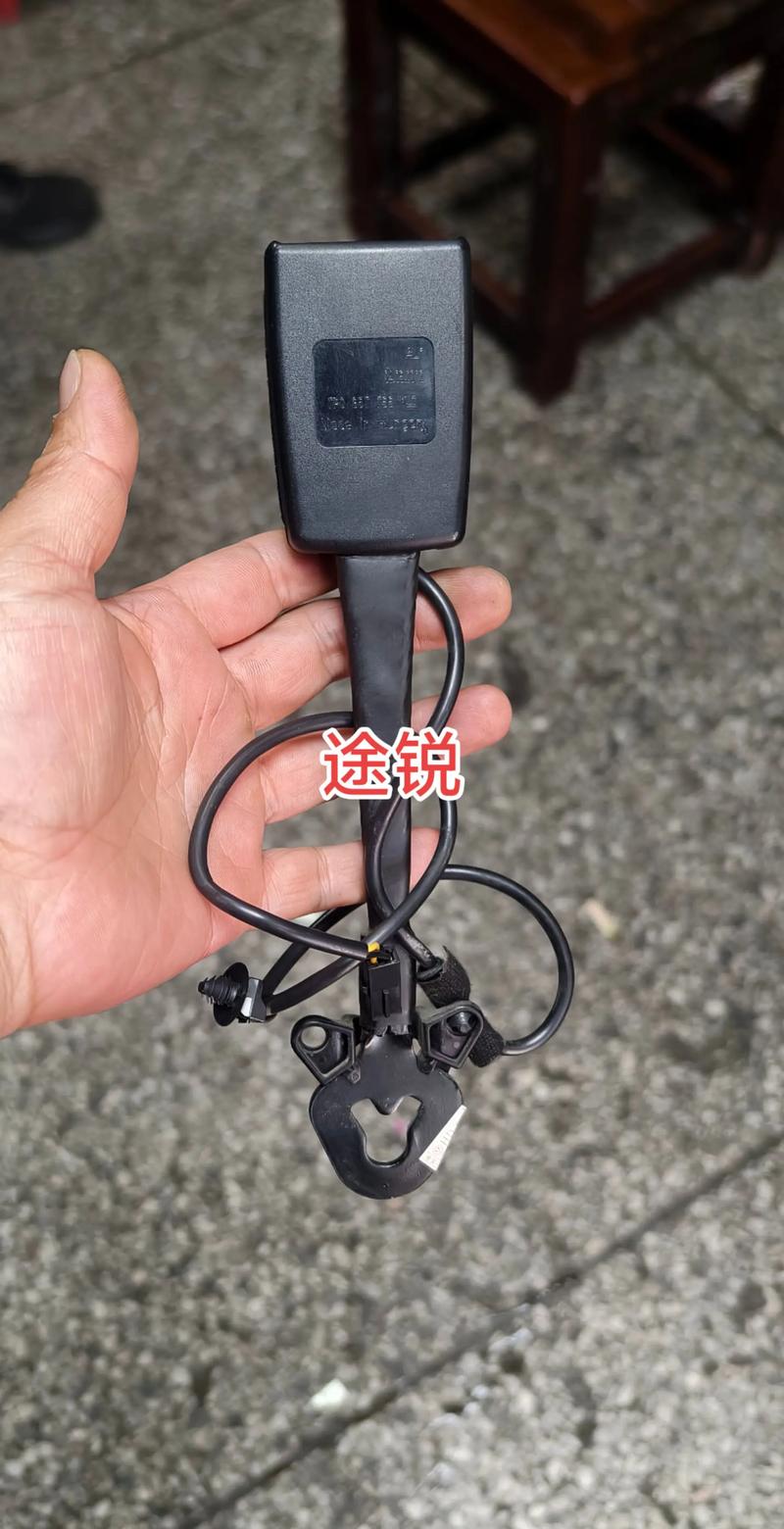 汽车安全带锁扣精密冲压件对比图