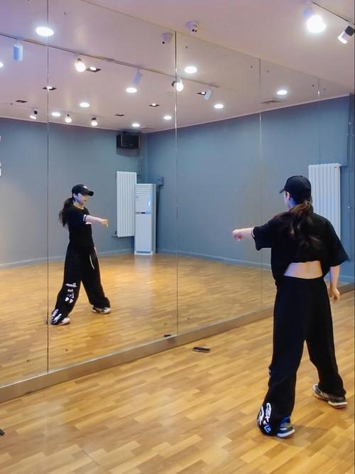舞者利用手机和镜子自我纠正动作