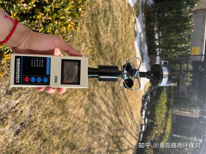 工程师现场使用手持式风速仪检测洁净室层流罩风速