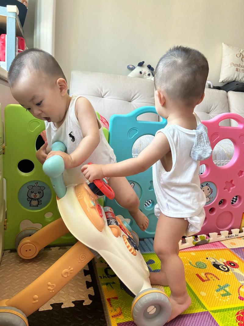 二胎家庭两个孩子争抢玩具现场图