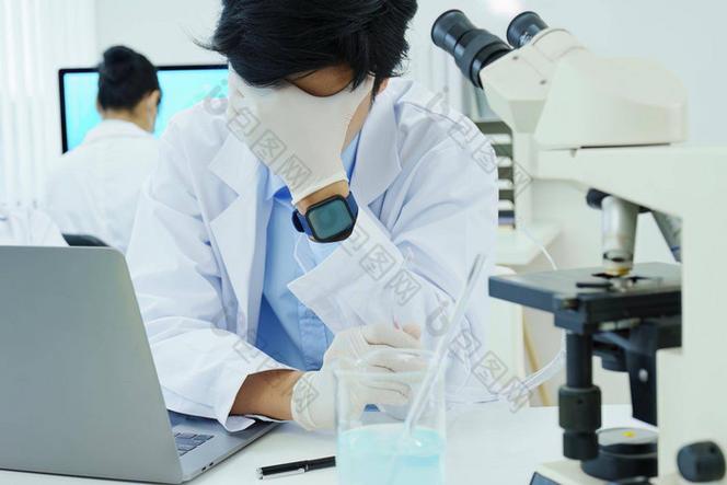 科学家在实验室重复实验失败