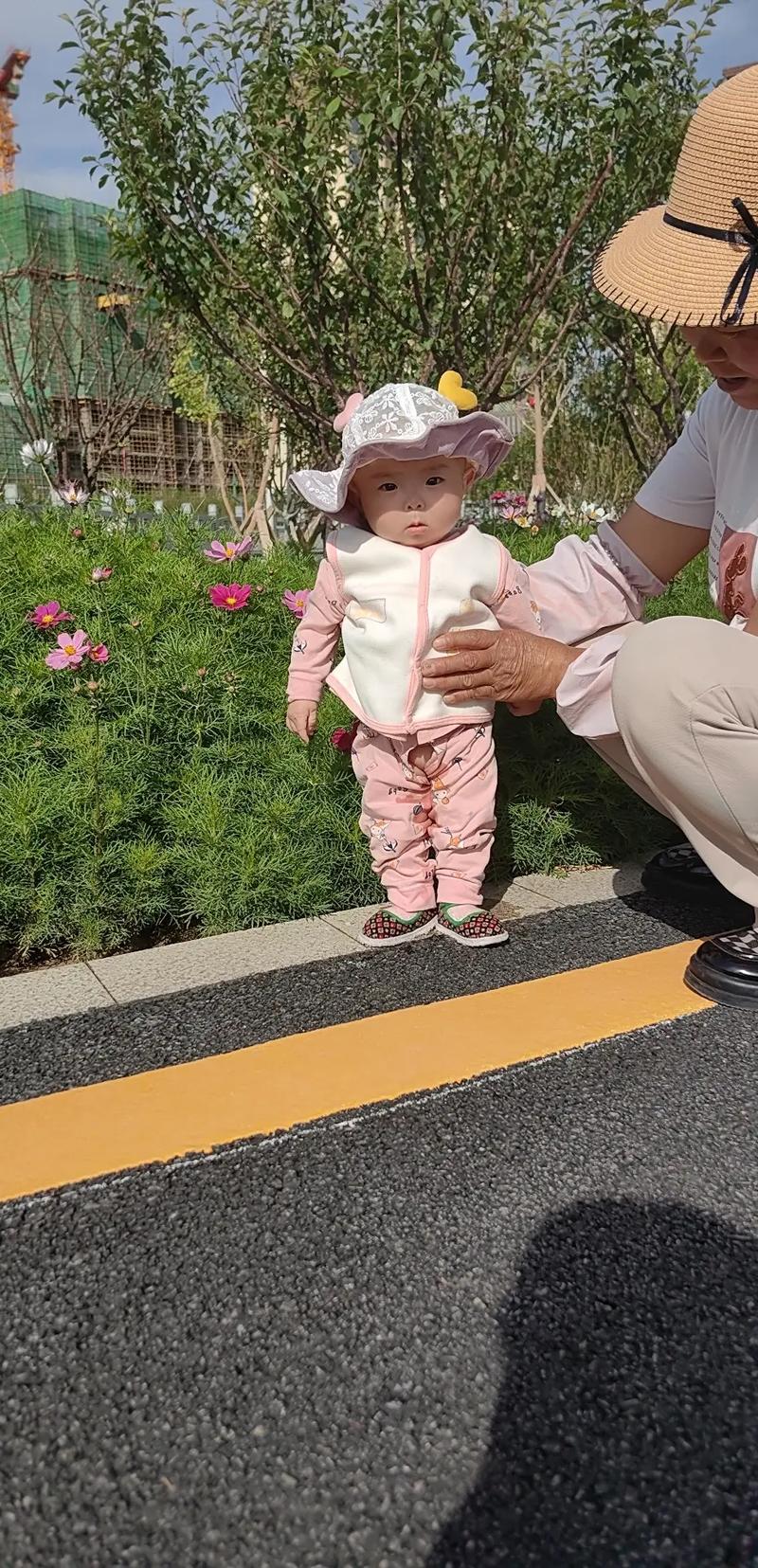 妈妈温柔拥抱穿着尿湿裤子的小朋友