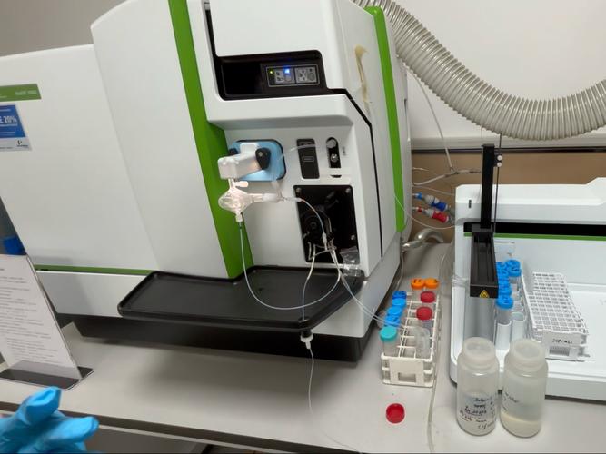 科学家在实验室操作ICP光谱仪进行微量元素分析