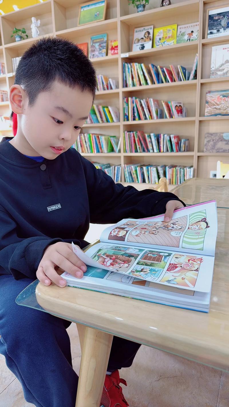 孩子自己主动翻阅书籍眼里有光