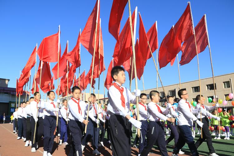 小学生大课间彩旗操表演
