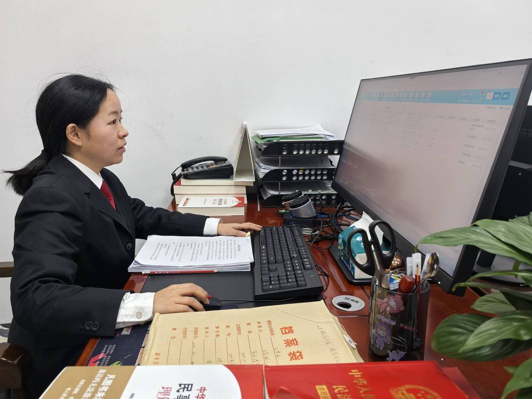 法官在法庭上翻阅法律条文工作场景