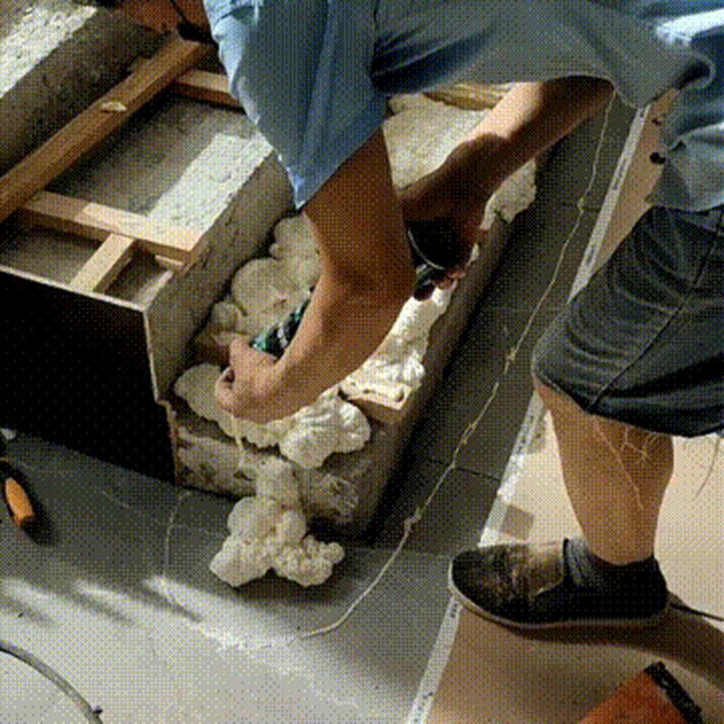 装修工人切割多余发泡胶施工现场