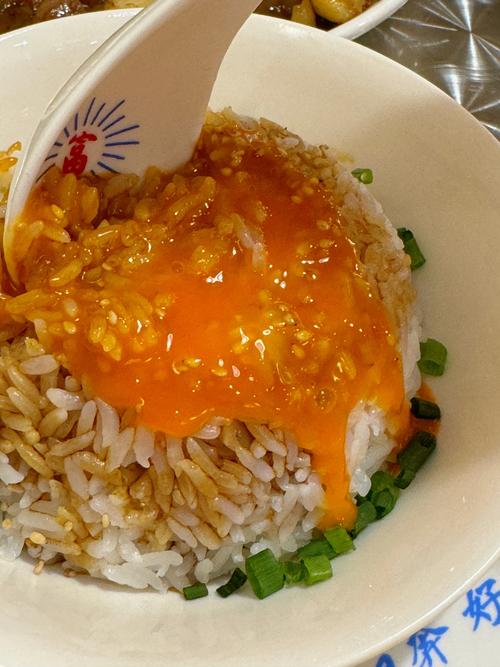 猪油拌饭特写溏心蛋流心油亮米饭
