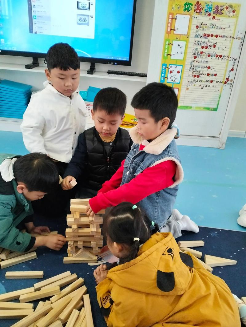 幼儿园小朋友玩团队游戏合作场景