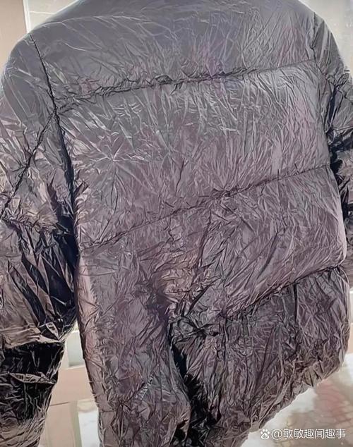 真空压缩袋里变形的羽绒服