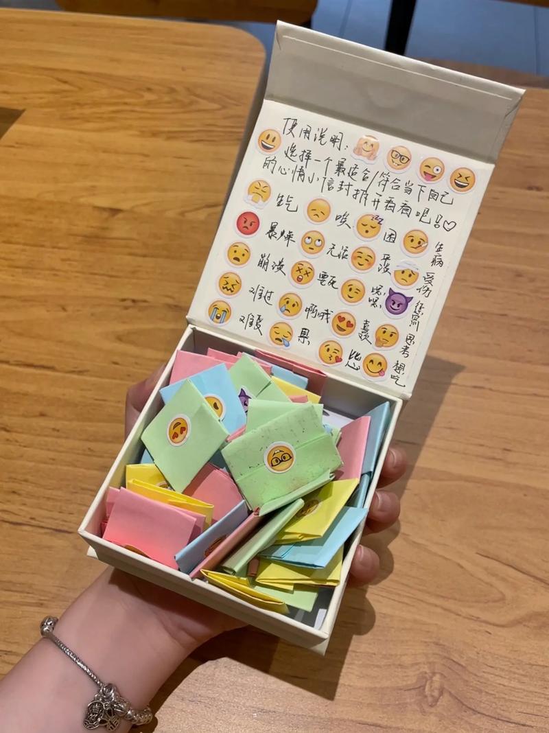 离婚后整理旧物情绪分类纸箱标注