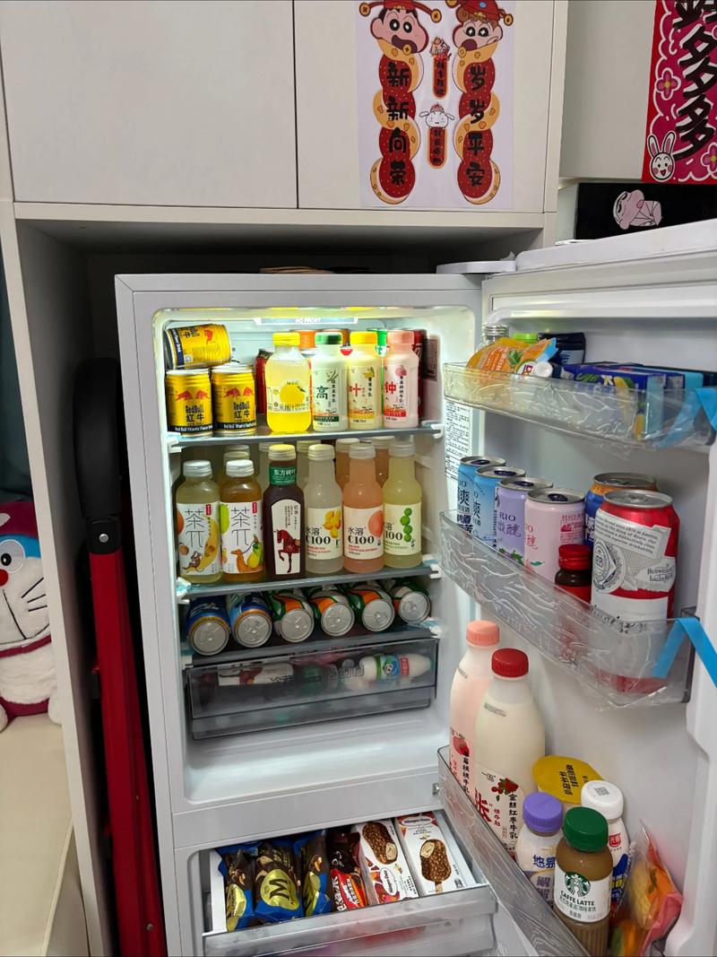 塞满加工食品和饮料的家庭冰箱内部
