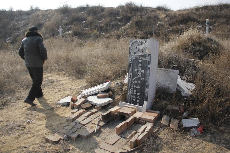 被人为破坏碎成块垫路基的古碑残件现场