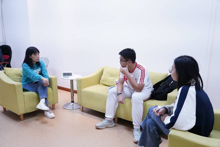 高三学生跟家长在升学咨询室聊职业规划场景