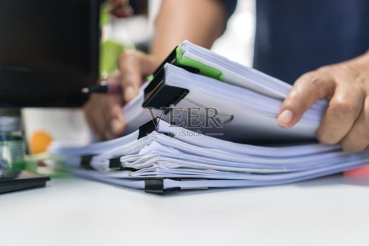 混乱的团队办公桌 多个未完成的任务便签