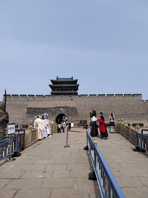 平遥古城北门入口游客进城场景