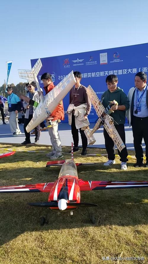 工程师爸爸和初中儿子一起组装航模温馨场景