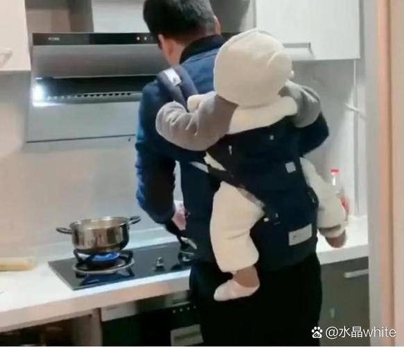 工业行业爸爸下班抱宝宝进门日常照
