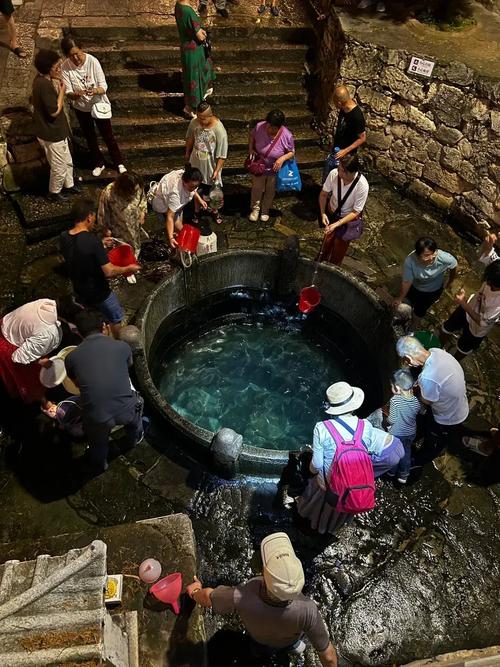 建水大板井打水的年轻人