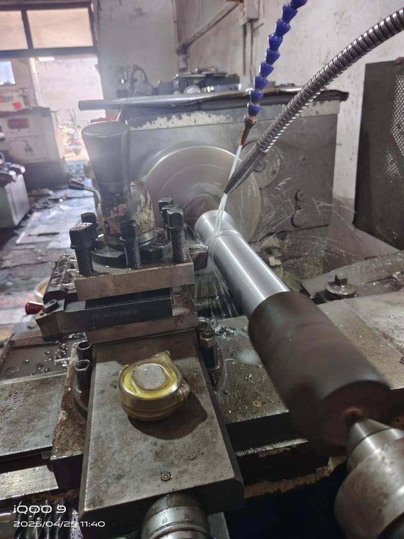 工业挤压模具钢分流孔加工车床特写